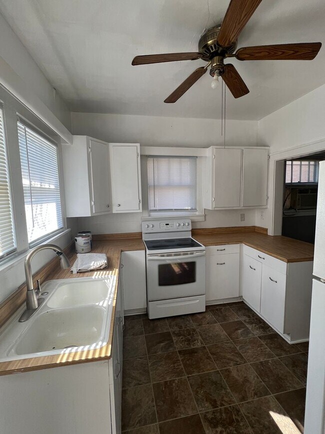 Building Photo - Classic Brick bungalow in the Heart of Bristol Virginia. Property has been freshly painted and is...
