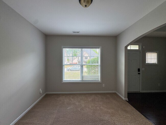 Building Photo - Spacious 4 Bed 2.5 Bath Fayetteville Home