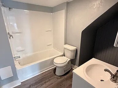 Building Photo - Spacious 6-bedroom, 3-bath home offering a flexible multi-level layout ideal for comfortable living
