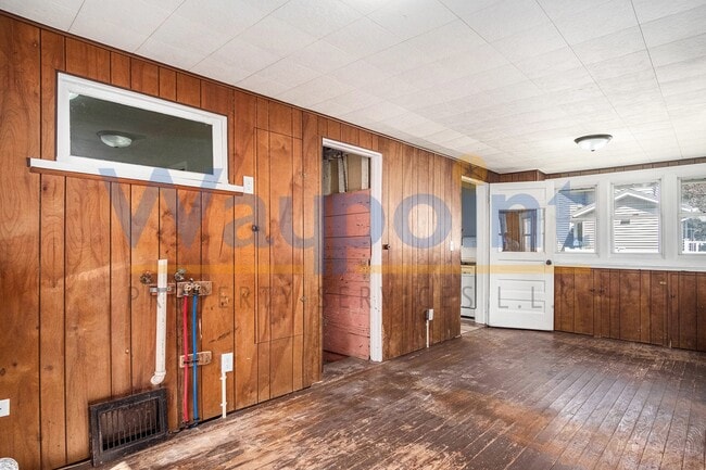 Building Photo - 114 E Maple St