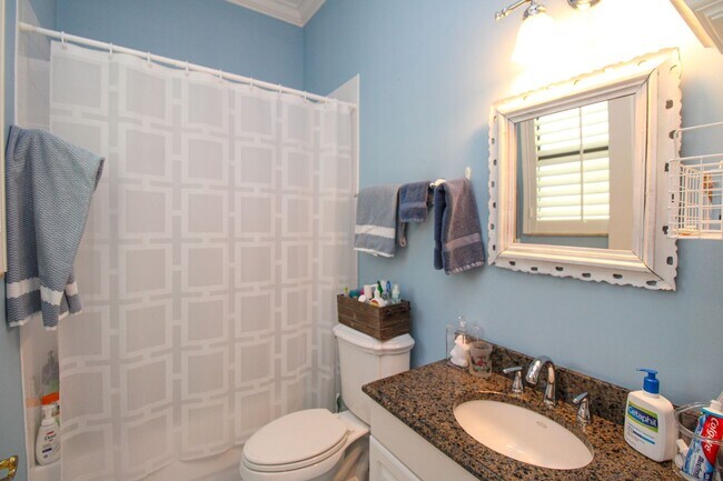 Building Photo - ** THE MOORINGS ** SINGLE FAMILY HOME 3 PL...