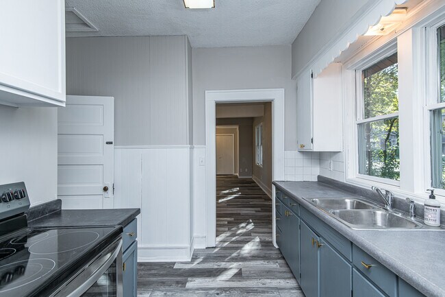 Building Photo - 607-611 11th Ave SE