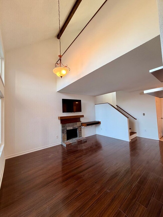 Building Photo - Longfellow Run Townhomes - West Seattle