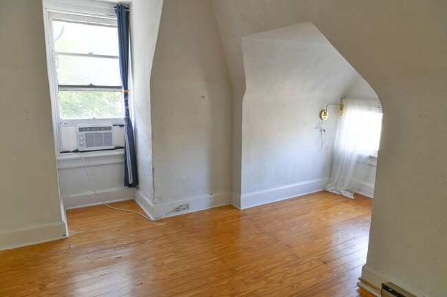 Building Photo - Beautiful Spacious Single Family on 2nd St