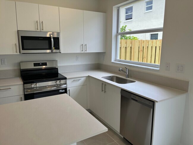 Building Photo - 2624 SE 25th Ct