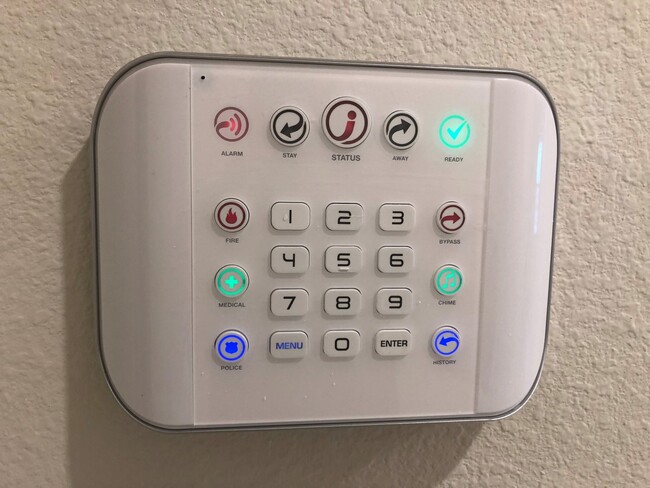 Building Photo - Lakefront Single Story 3/2 Home  FREE washer dryer, Internet, Cable and Phone