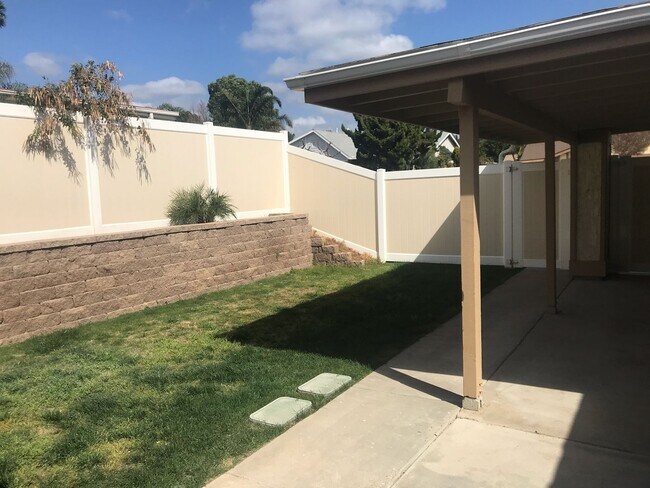 Building Photo - Unbeatable Charm in Camarillo's Colony