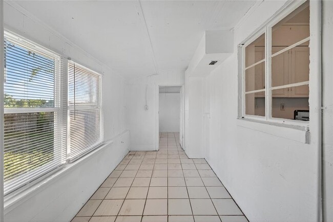 Building Photo - 147 Palm Dr