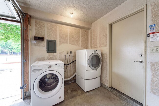Building Photo - Spacious SDSU Townhome For Rent!