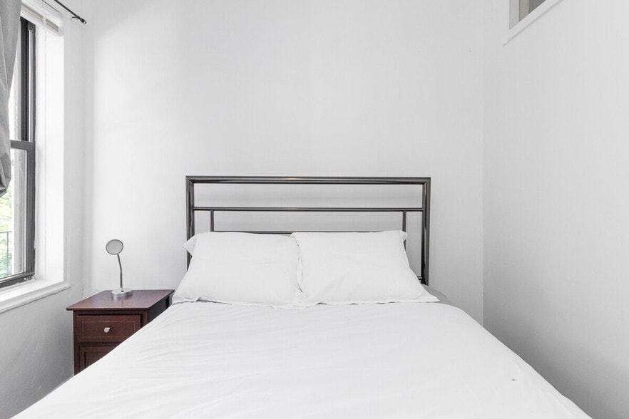 Building Photo - 250 E 82nd St