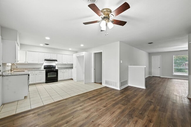 Building Photo - Immaculate 4-Bedroom Remodel in the Heart ...