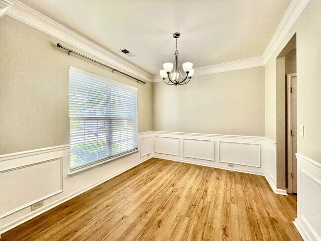 Building Photo - SPACIOUS 3 BEDROOMS!
