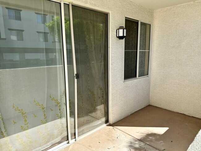 Building Photo - Fantastic Brick Commons condo in ideal loc...