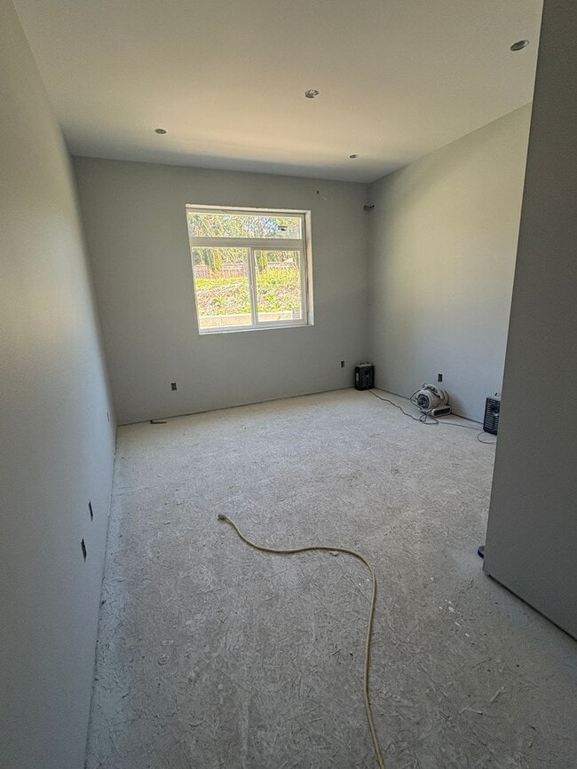 Building Photo - Brand New - Big 5 bedroom House