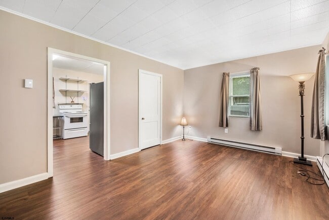 Building Photo - 623 W Shiller St