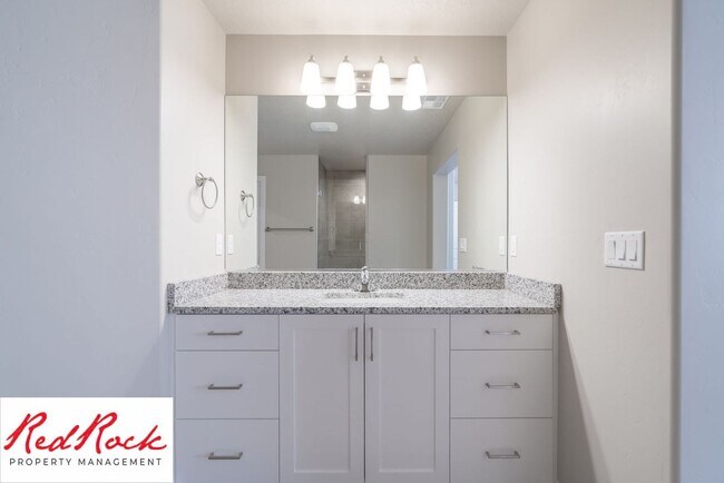 Building Photo - 4 Bedroom, 2.5 Bathroom Townhome in Hurric...