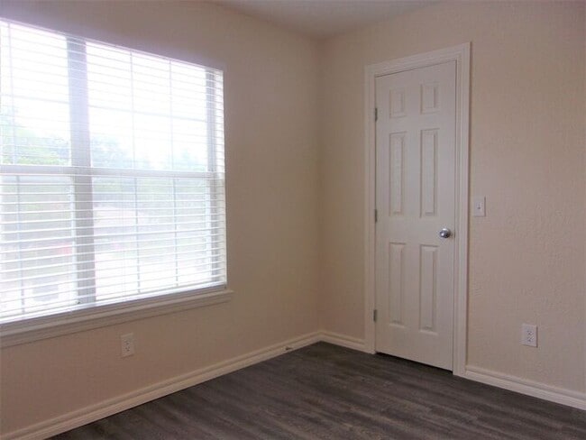 Building Photo - 2 BED 1.5 BATH TWO STORY TOWNHOUSE- WARR A...