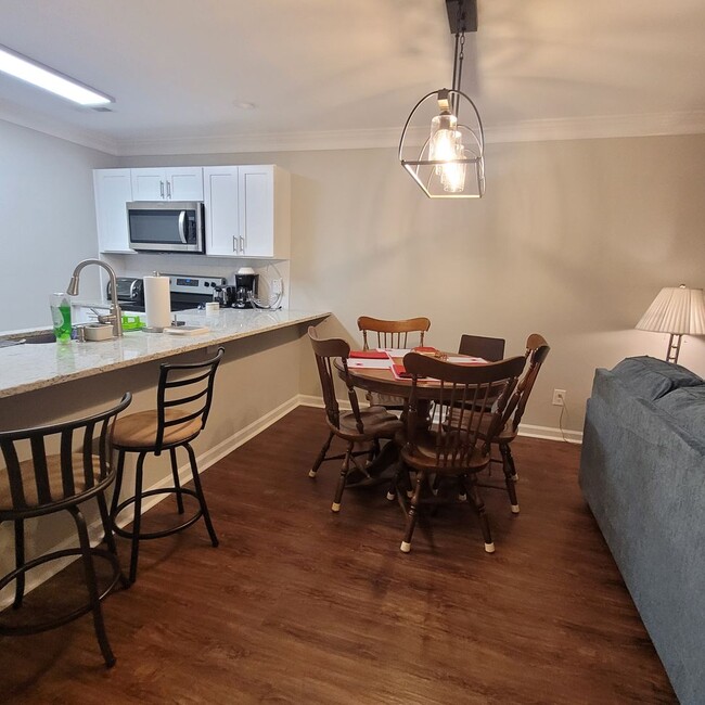 Building Photo - Furnished 3 BR, 3 BH Townhouse in Wilmington!
