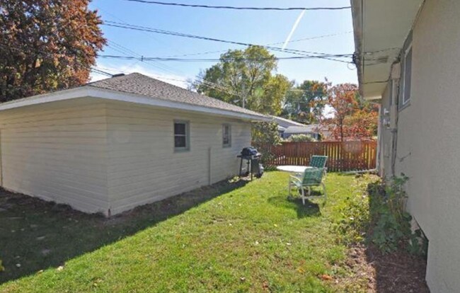 Building Photo - 3235 S 39th Ave