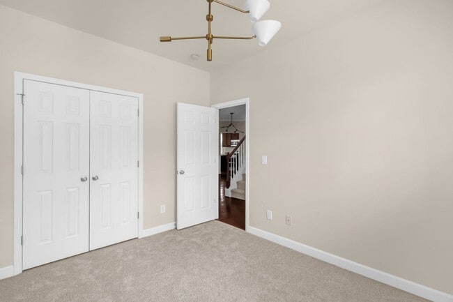 Building Photo - Beautiful Maintanance-Free 3 bedrooms 3 FU...