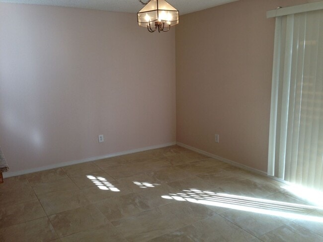 Building Photo - SW Bakersfield home!