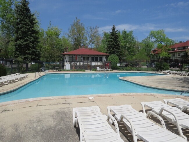 Building Photo - 2 Bed 1 Bath Top Floor Corner Unit Condo