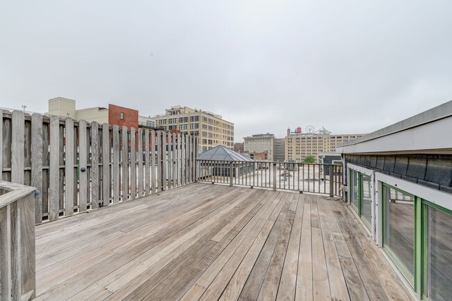 Building Photo - Huge Luxury 2 Story Condo with Private Rooftop Deck!