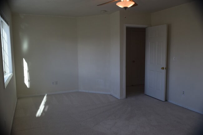 Building Photo - 6321 NE 59th Ct
