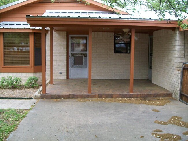 Building Photo - 310 E Cedar St
