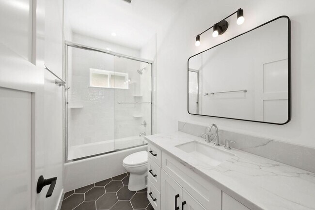 Building Photo - Ramona 319-321