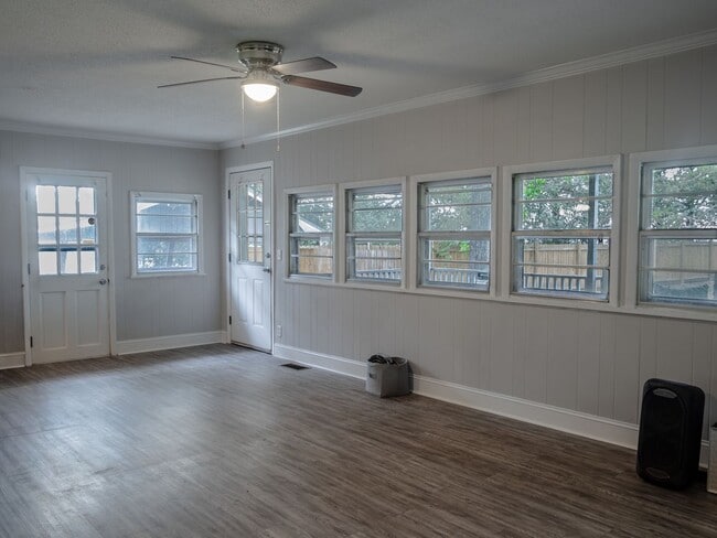 Building Photo - 411 College Blvd