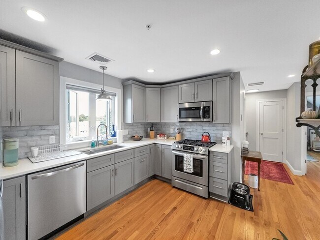 Building Photo - 19 Iona St