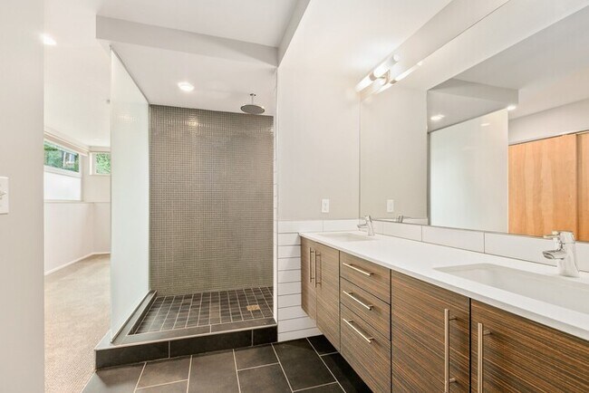 Building Photo - Gorgeous VIEW Townhome w/ 2 Master Suites in Coveted Eastlake