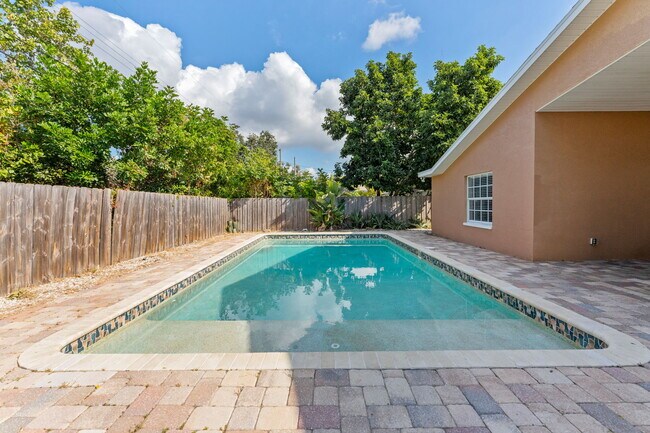 Building Photo - 6515 34th Ave N