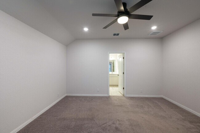Building Photo - 2089 Egret Ave