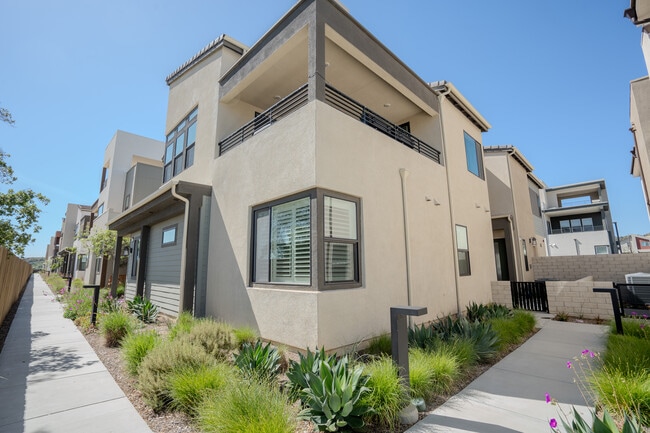 Front entrance walk way - 26939 Goldfinch Ln