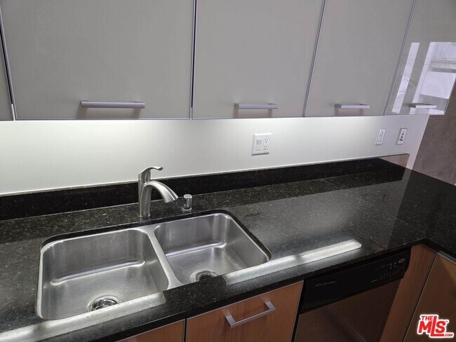 Building Photo - 645 W 9th St