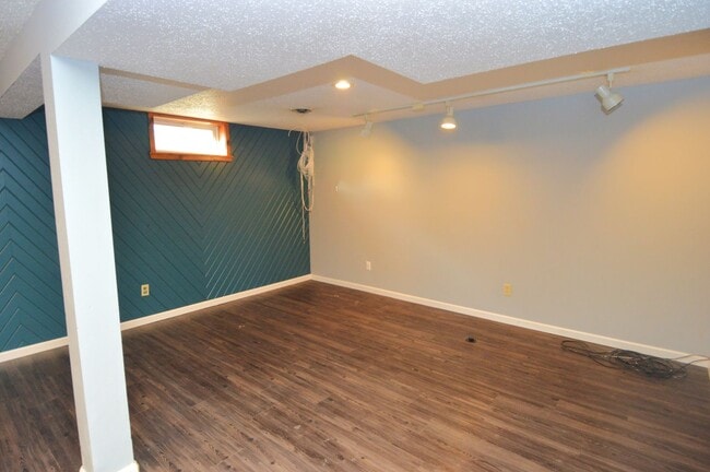 Building Photo - Huge 4 Bed 2 Bath Single Family Home!! Ton...