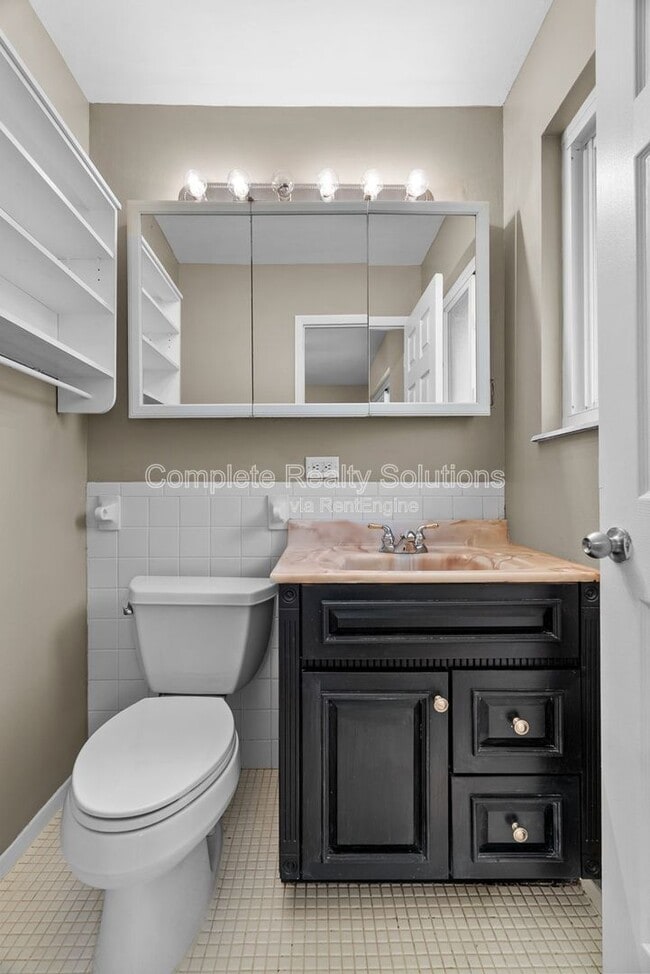 Building Photo - 561 Golfwood Dr