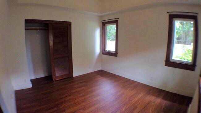 Building Photo - R00164