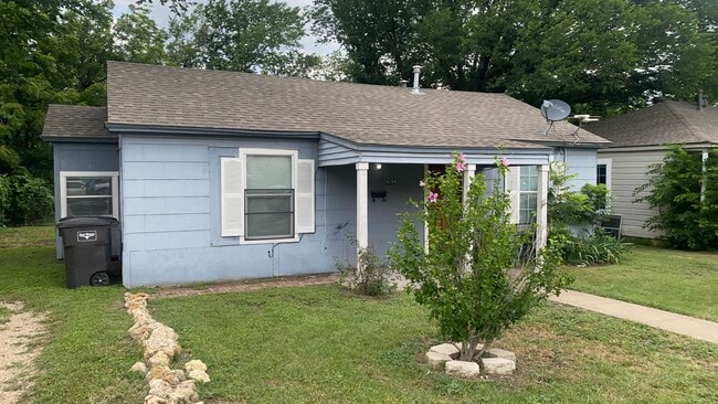 Building Photo - Freshly Painted and Ready for Immediate Move In