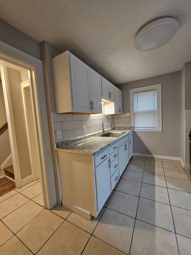 Building Photo - 3 Bed - 1 Full Bath Colonial available for...