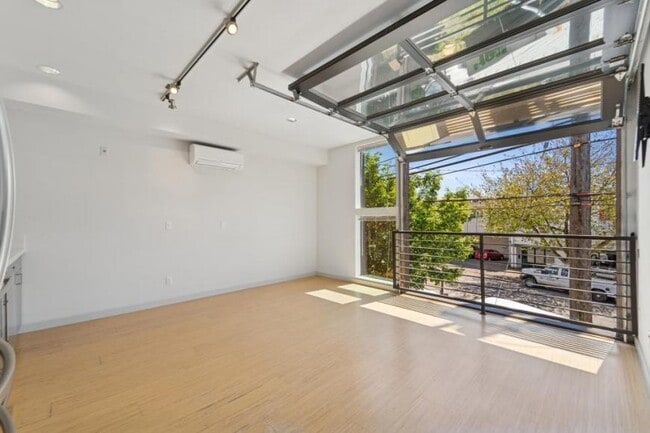 Building Photo - 1 bedroom in Seattle WA 98103