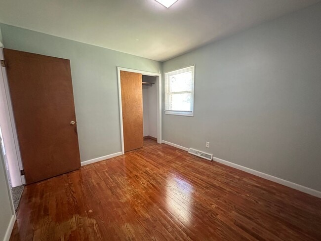 Building Photo - Three Bedroom Single Family Home on NW Side!