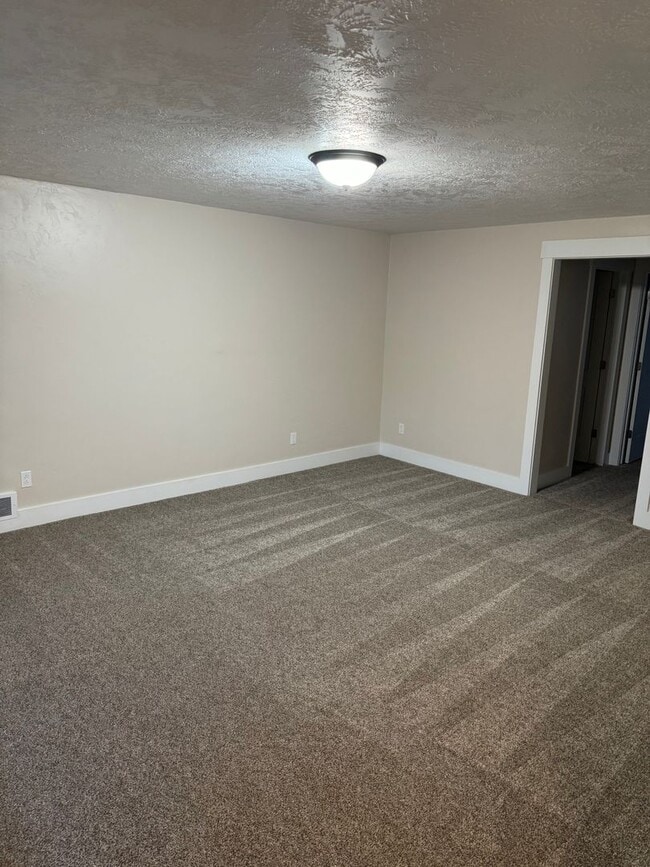 Building Photo - Spacious Townhome for rent in Rexburg