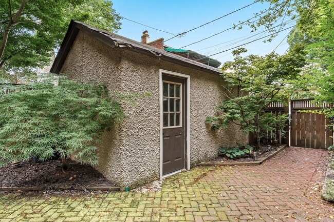 Building Photo - FAN DISTRICT HOME WITH 3 BEDROOMS AND 3 FULL BATHS