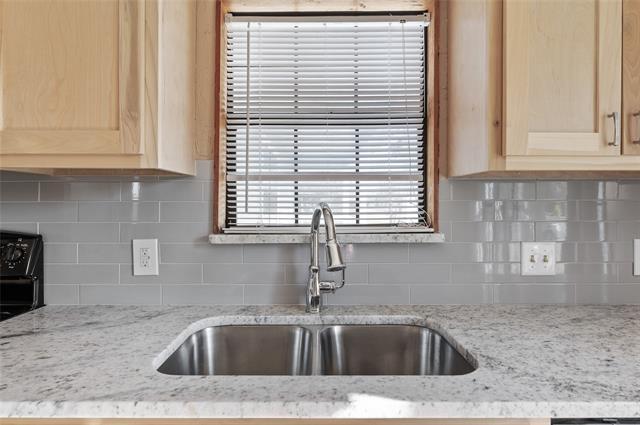 Building Photo - 208 W Maple St