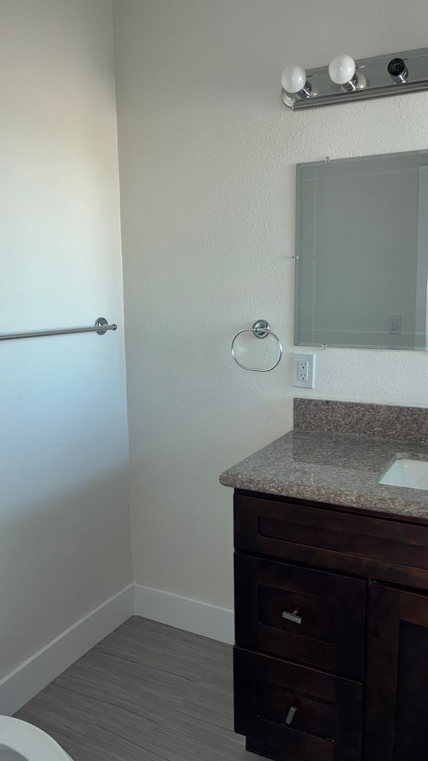 Building Photo - 5 Bedroom 4 Bath House in Garden Grove