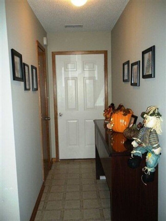 Building Photo - 3 bedroom 2 full baths and lots of land!