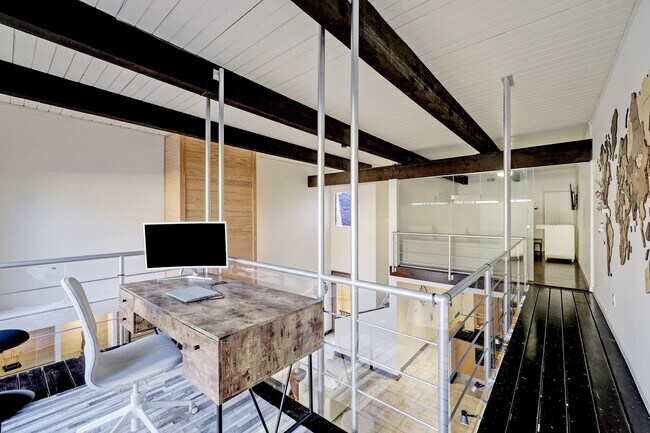 Building Photo - 2117 1/2 Hazard St